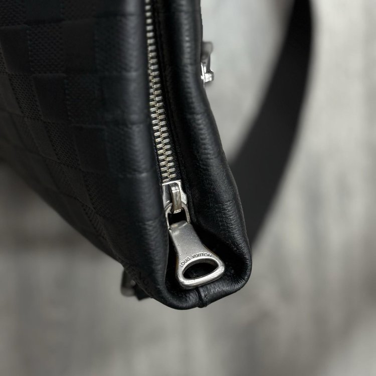 Louis Vuitton Damier Infini Discovery Messenger Bag MM Onyx ' Black '