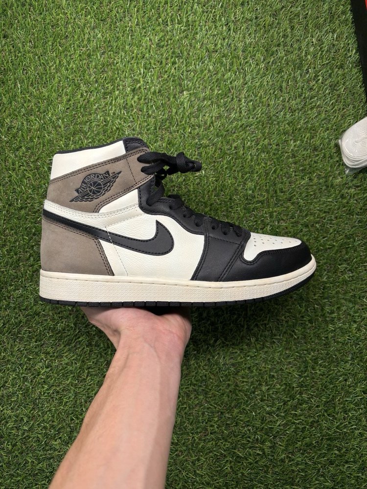 Jordan 1 Retro OG High Dark Mocha  UK 8