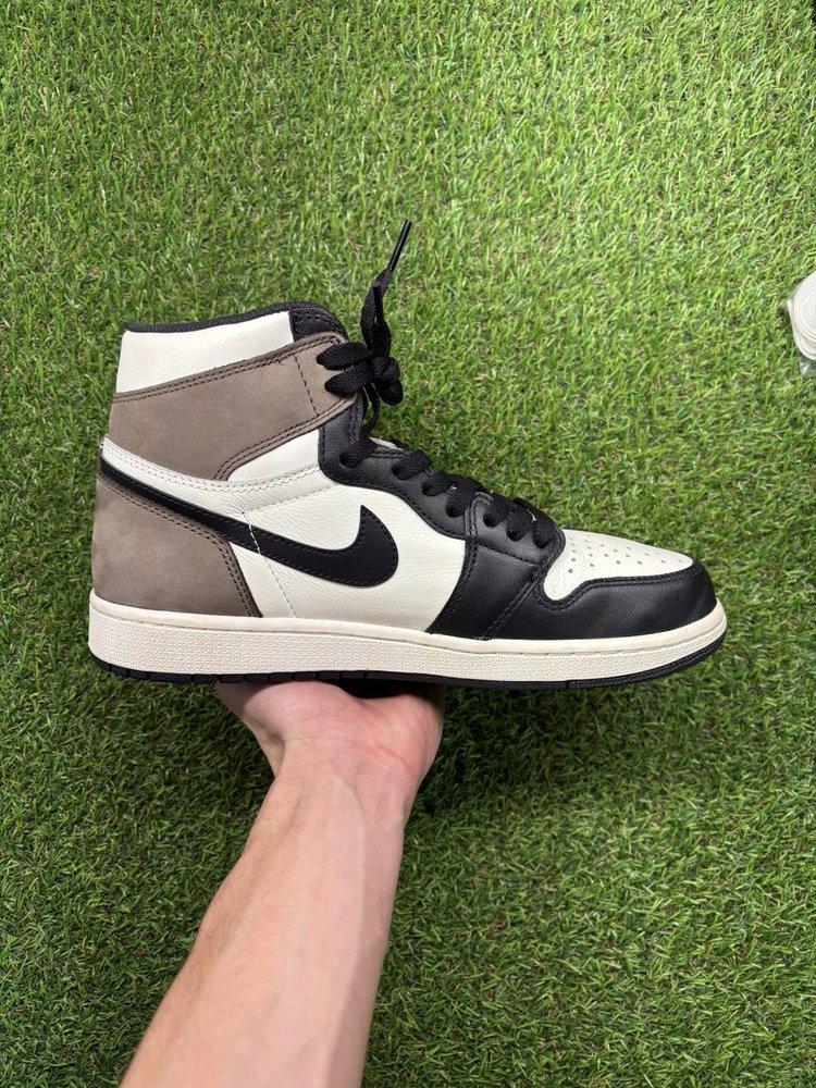 Jordan 1 Retro OG High Dark Mocha  UK 8