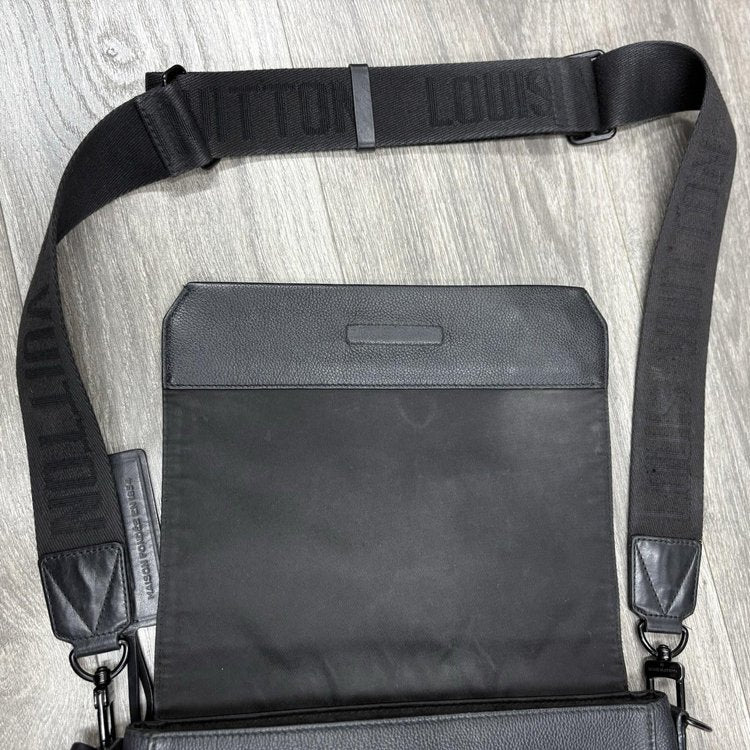 Louis Vuitton Aerogram Take Off Messenger Bag ' Black '