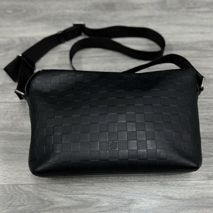 Louis Vuitton Damier Infini Discovery Messenger Bag MM Onyx ' Black '
