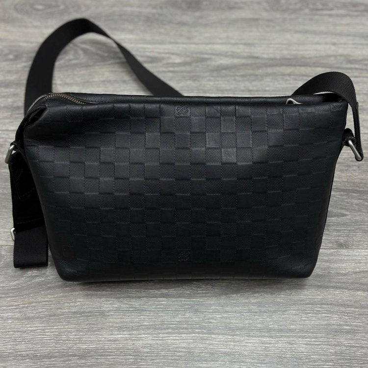Louis Vuitton Damier Infini Discovery Messenger Bag MM Onyx ' Black '
